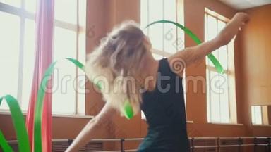 韵律体操-年轻女子用绿色丝带训练体操动作，动作缓慢